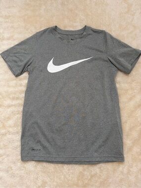 T-shirt Nike. Color: Grey and logo white. Size: S (girl)